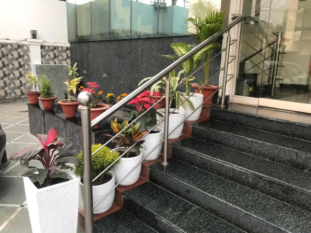 Hotel Sunrise Inn Lucknow Eksteriør billede