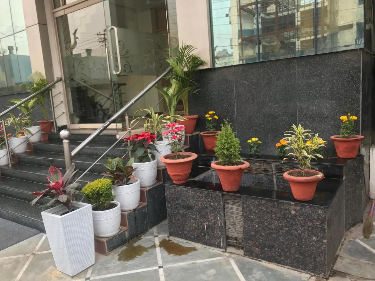 Hotel Sunrise Inn Lucknow Eksteriør billede